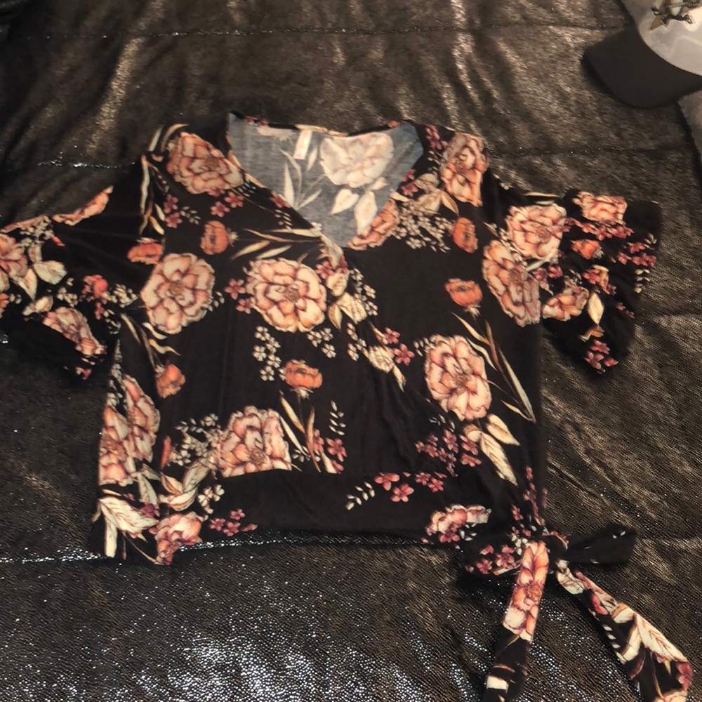 Wrap floral shirt 🌸🌼